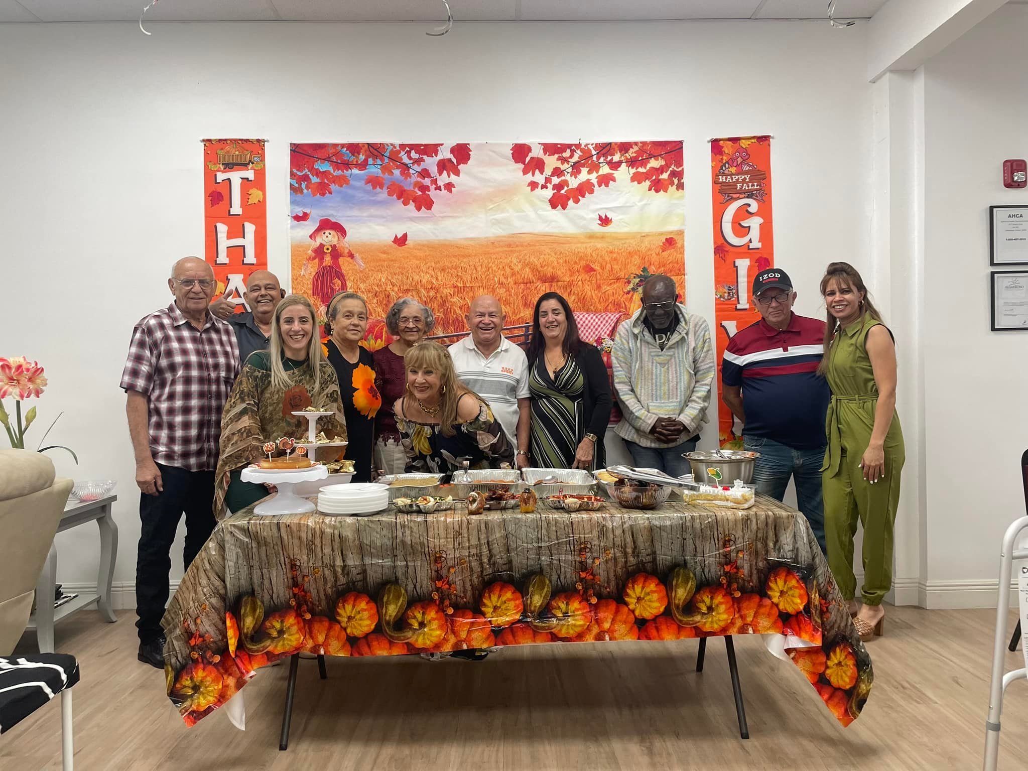 Personas mayores haciendo manualidades con arcilla y cerámica.